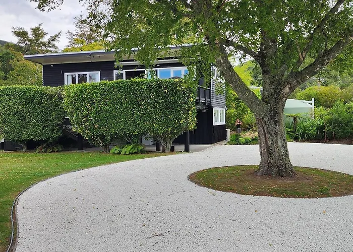 Perfect Lakeside Summer House Rotorua